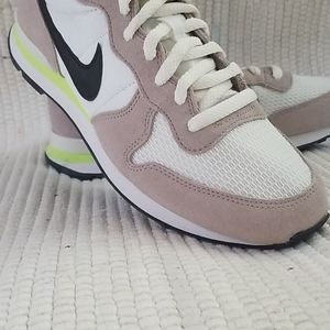 Nike Air Berwuda Athletic Shoe